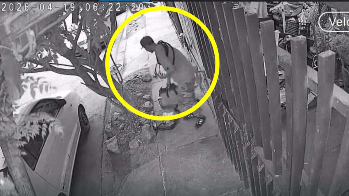 Imagen de una cámara de seguridad con una persona señalada en una zona de atención, usada como ejemplo ilustrativo